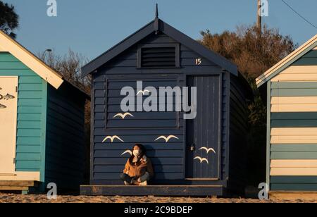 Melbourne Australie coronavirus Covid-19 : personnes portant des masques protecteurs dans la banlieue de Melbourne de Brighton ath the Famous Beach Boxes . Banque D'Images