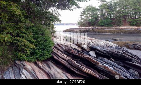 Wolfe's Neck Woods State Park, situé sur la péninsule de Casco Bay, formations rocheuses côtières, vue au coucher du soleil Banque D'Images