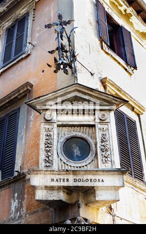 ANAGNI-ITALIE-juin 2020 -lieu de pèlerinage en bordure de chemin placé par croisement avec l'icône Mater Dolorosa -Dame de la tristesse -dans l'ancien bâtiment, belle rue florale lig Banque D'Images