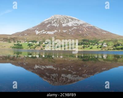 Mont Errigal avec réflexion dans le lac, Wild Atlantic Way, Donegal, Irlande Banque D'Images