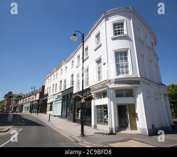 Boutiques sur Queen's Circus et Montpellier Street, à Cheltenham, Gloucestershire, au Royaume-Uni Banque D'Images