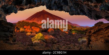 Volcan Teide à Ténérife vu de la grotte au lever du soleil Banque D'Images