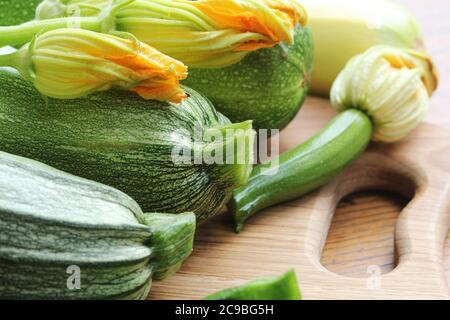 Courgettes bio frais sur la table en bois Banque D'Images