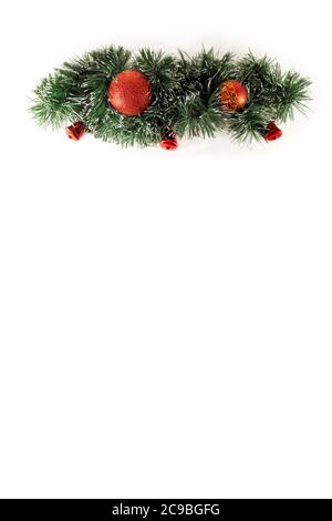 Large arc en forme de bordure de Noël isolé sur blanc, composé de branches de sapin frais et ornements en rouge . Arbre de Noël isolé - décoration de Noël Banque D'Images