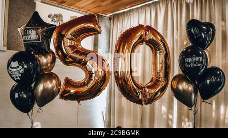 Boules gonflables en or sous la forme d'une figure 50, fête anniversaire. Ballons de fête du 50e anniversaire en or Banque D'Images