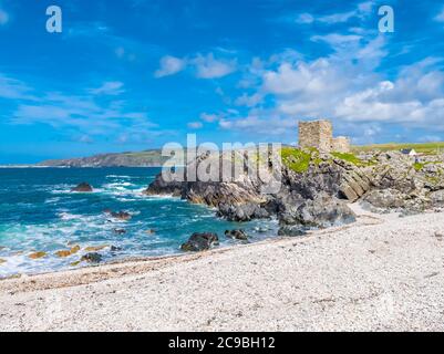 Vue aérienne de la belle côte à côté du château de Carrickabraghy - île de Doagh, Inishowen, comté de Donegal - Irlande. Banque D'Images