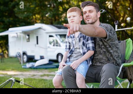 Père et fils font de la pêche en camping-car Banque D'Images