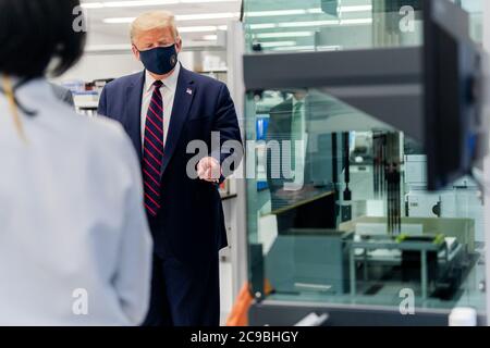 MORRISVILLE, États-Unis - 27 juillet 2020 - le président américain Donald J. Trump participe à une tournée le lundi 27 juillet 2020, au BioProcess innovation Center de F Banque D'Images