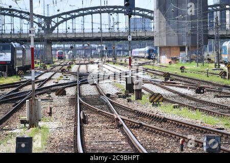 Munich, Allemagne. 29 juillet 2020. Train ICE entrant, Intercity Express dans la gare principale de Muenchen, DB, Die Bahn, le 29 juillet 2020. OEPNV, transports en commun, transports longue distance, | utilisation dans le monde crédit: dpa/Alamy Live News Banque D'Images