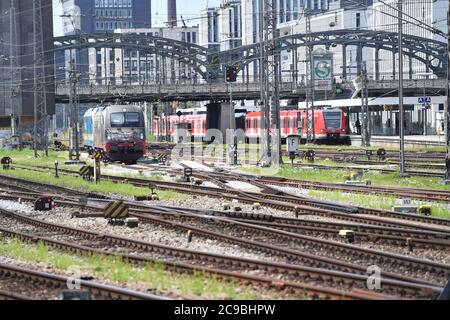 Munich, Allemagne. 29 juillet 2020. Train ICE entrant, Intercity Express dans la gare principale de Muenchen, DB, Die Bahn, le 29 juillet 2020. OEPNV, transports en commun, transports longue distance, | utilisation dans le monde crédit: dpa/Alamy Live News Banque D'Images