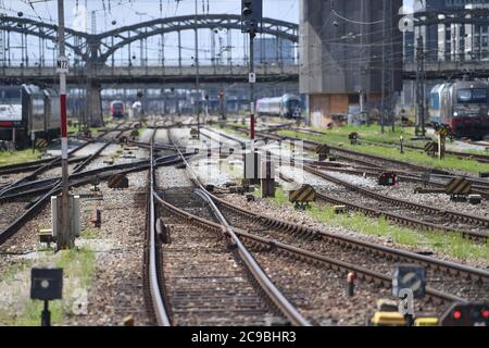 Munich, Allemagne. 29 juillet 2020. Train ICE entrant, Intercity Express dans la gare principale de Muenchen, DB, Die Bahn, le 29 juillet 2020. OEPNV, transports en commun, transports longue distance, | utilisation dans le monde crédit: dpa/Alamy Live News Banque D'Images