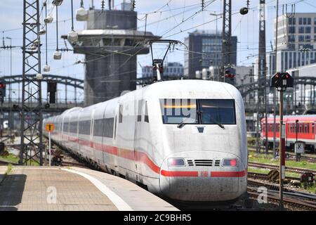 Munich, Allemagne. 29 juillet 2020. Train ICE entrant, Intercity Express dans la gare principale de Muenchen, DB, Die Bahn, le 29 juillet 2020. OEPNV, transports en commun, transports longue distance, | utilisation dans le monde crédit: dpa/Alamy Live News Banque D'Images