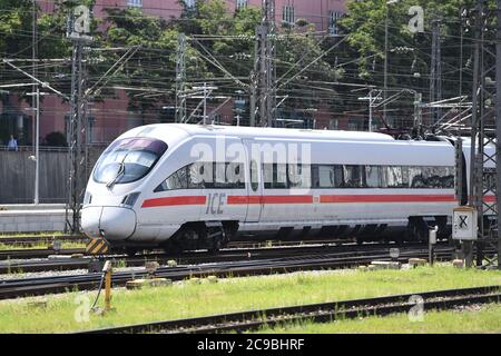 Munich, Allemagne. 29 juillet 2020. Train ICE entrant, Intercity Express dans la gare principale de Muenchen, DB, Die Bahn, le 29 juillet 2020. OEPNV, transports en commun, transports longue distance, | utilisation dans le monde crédit: dpa/Alamy Live News Banque D'Images