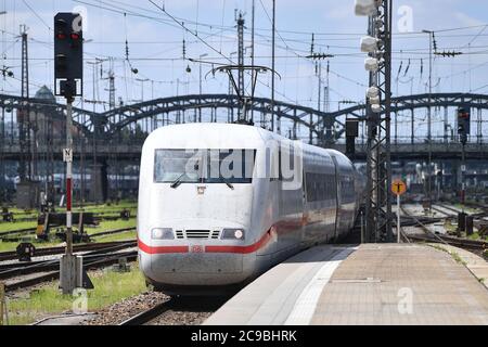 Munich, Allemagne. 29 juillet 2020. Train ICE entrant, Intercity Express dans la gare principale de Muenchen, DB, Die Bahn, le 29 juillet 2020. OEPNV, transports en commun, transports longue distance, | utilisation dans le monde crédit: dpa/Alamy Live News Banque D'Images