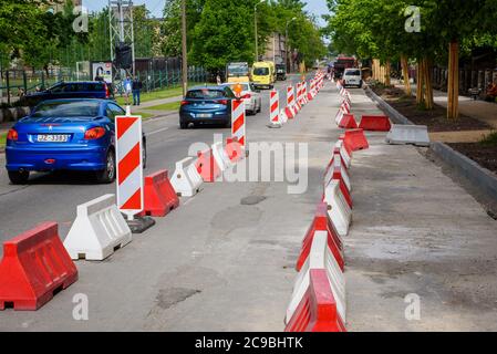 RIGA, LETTONIE. 3 juin 2020. Des bares et des cônes dans la rue, pendant la réparation de la route. Banque D'Images