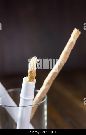Miswak ou siwak dans un verre. Superbe photo pour vos besoins. Banque D'Images