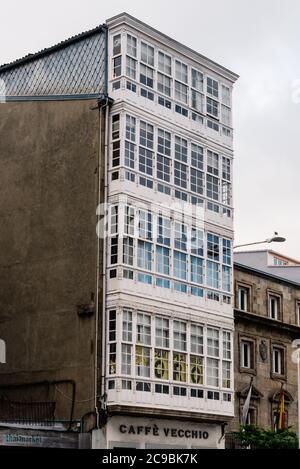 Corunna, Espagne - 20 juillet 2020: Vue sur la maison avec balcons en bois clos dans la rue principale Banque D'Images