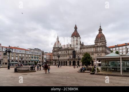 Corunna, Espagne - 20 juillet 2020 : vue sur la place Maria Pita. Corunna est la célèbre ville touristique de Galice Banque D'Images