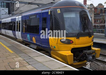 Une unité multiple électrique de classe 333 des trains du Nord à la gare de Leeds Banque D'Images