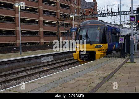 Une unité multiple électrique de classe 333 des trains du Nord à la gare de Leeds Banque D'Images