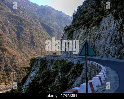 Le village d'Auli, dans l'Himachal Pradesh, est une escapade d'hiver populaire où les gens traversent de dangereuses routes himalayenne pour profiter de la neige, du ski et de l'hiver Banque D'Images