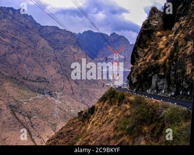 Le village d'Auli, dans l'Himachal Pradesh, est une escapade d'hiver populaire où les gens traversent de dangereuses routes himalayenne pour profiter de la neige, du ski et de l'hiver Banque D'Images