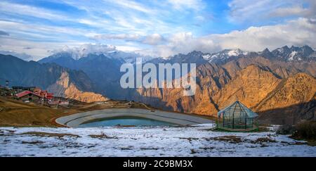 Le village d'Auli, dans l'Himachal Pradesh, est une escapade d'hiver populaire où les gens traversent de dangereuses routes himalayenne pour profiter de la neige, du ski et de l'hiver Banque D'Images