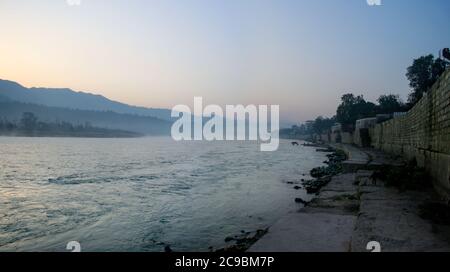 Chaîne de montagnes de l'Himalaya avec le Gange qui coule à travers elle. Rishikesh et Haridwar sont des destinations touristiques populaires appelées villes à deux patrimoines Banque D'Images