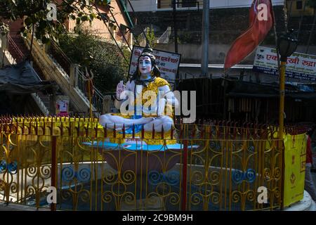 Chaîne de montagnes de l'Himalaya avec le Gange qui coule à travers elle. Rishikesh et Haridwar sont des destinations touristiques populaires appelées villes à deux patrimoines Banque D'Images