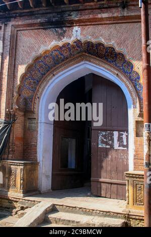 Chaîne de montagnes de l'Himalaya avec le Gange qui coule à travers elle. Rishikesh et Haridwar sont des destinations touristiques populaires appelées villes à deux patrimoines Banque D'Images