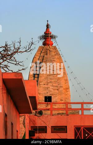 Chaîne de montagnes de l'Himalaya avec le Gange qui coule à travers elle. Rishikesh et Haridwar sont des destinations touristiques populaires appelées villes à deux patrimoines Banque D'Images