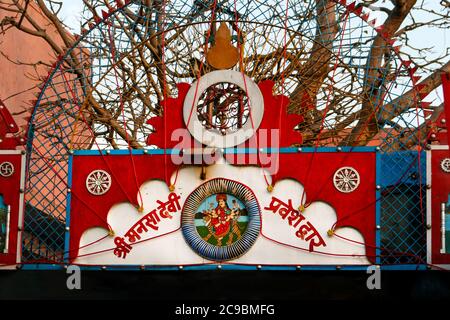 Chaîne de montagnes de l'Himalaya avec le Gange qui coule à travers elle. Rishikesh et Haridwar sont des destinations touristiques populaires appelées villes à deux patrimoines Banque D'Images