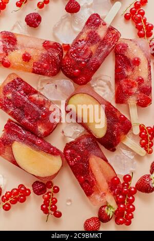 Fruits rouges surgelés faits maison, jus de fruits naturels, popsicles - paletas - glaces Banque D'Images