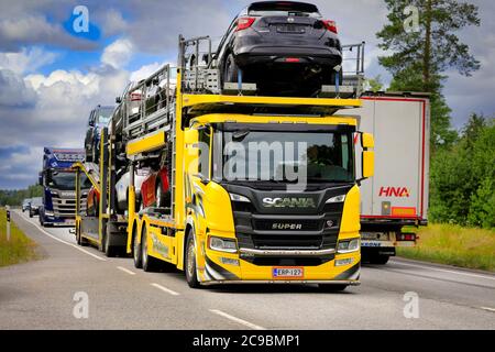 Le transporteur automobile personnalisé jaune Scania P500 se Mäkinen transporte de nouvelles voitures sur l'autoroute 25. Raasepori, Finlande. 24 juillet 2020. Banque D'Images