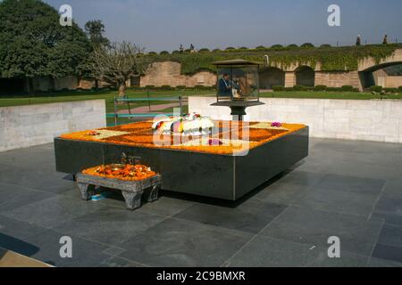 Raj Ghat est un mémorial dédié au Mahatma Gandhi à Delhi, en Inde. Après son assassinat le 30 janvier 1948, il a été incinéré à cet endroit. Banque D'Images