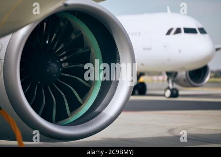 Moteur à jet d'un avion commercial contre la circulation à l'aéroport. Banque D'Images