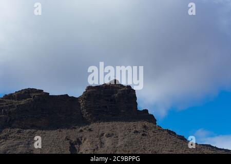 Montagnes sur la côte entre Puerto de Mogan et Porto Rico. Couches de roche volcanique. Banque D'Images