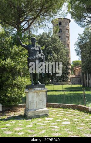 Statues de l'empereur César Augustus dans le parc en face de l'église de S. Apollinare en classe à Ravenne, Italie Banque D'Images