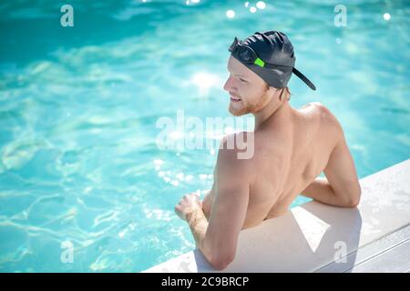 Homme nageur debout dans l'eau dans la piscine Banque D'Images