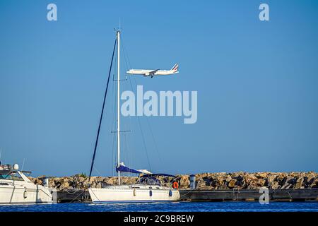 Cagnes-sur-mer, France 24.07.2020. Vol en avion au-dessus de la mer avec des yachts. Photo de haute qualité Banque D'Images