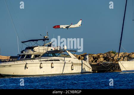 Cagnes-sur-mer, France 24.07.2020. Vol en avion au-dessus de la mer avec des yachts. Photo de haute qualité Banque D'Images