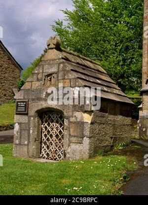 Vue N du C15th Well House sur St Gurion bien à l'extérieur de l'extrémité ouest de l'église St Petroc, Bodmin, Cornwall, Angleterre, Royaume-Uni: St Gurion et St Petroc C Banque D'Images