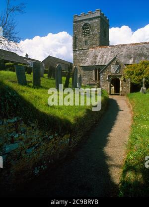 Voir NW of St Sampson's Church, Golant, Cornwall, Angleterre, Royaume-Uni: La maison de puits de fin C15th contiguë à l'allée S est juste visible L (W) de la véranda S. Banque D'Images
