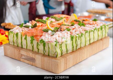 Smörgåstårta, sandwich suédois comme le gâteau ou la torte sandwich est un plat avec des ingrédients de fruits de mer comme le saumon, les crevettes et les crevettes. Banque D'Images