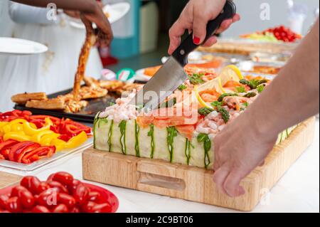 Smörgåstårta, sandwich suédois comme le gâteau ou la torte sandwich est un plat avec des ingrédients de fruits de mer comme le saumon, les crevettes et les crevettes. Banque D'Images