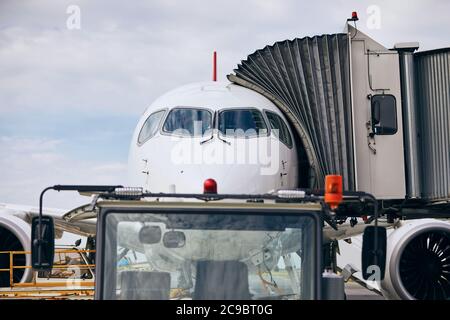 Vue de face de l'avion à l'aéroport. Préparation de l'avion passager avant le vol. Banque D'Images