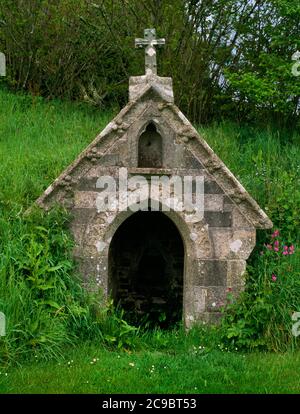 Voir l'ENE du puits de St Anne dans le cimetière St Anne, Whitstone, Cornwall, Angleterre, Royaume-Uni : une maison de puits C15th, sur un puits ancien Saint : fortement restauré. Banque D'Images