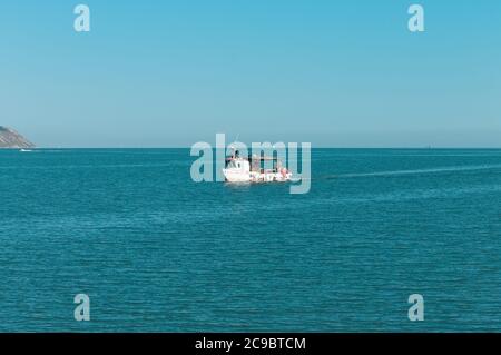 Un bateau de pêche entre dans le port de la mer Méditerranée (Pesaro, Italie, Europe) Banque D'Images