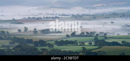 Pilsdon, Bridport, Dorset, Royaume-Uni. 30 juillet 2020. Météo au Royaume-Uni : des couches de brume matinale s'élèvent au-dessus du paysage rural de Marshwood Vale lors d'un beau jour d'été. Credit: Celia McMahon/Alamy Live News Banque D'Images