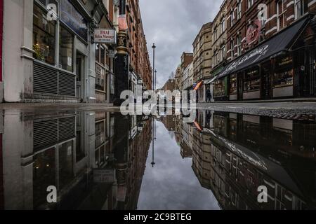 Waterloged Brewer Street au coeur de Soho, West End de Londres, centre de Londres, Angleterre, Royaume-Uni Banque D'Images